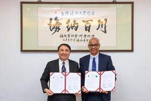 由海大校长许泰文及法国浜海-珍珠海岸大学校长Prof. Hassane Sadok代表双方签署合作备忘录(MOU) 缔结姊妹校,共同推动海洋领域的科学研究和前瞻技术发展。