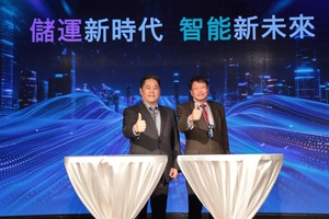 鼎新电脑流通解决方案事业处 李义训??总裁与和泰丰田物料运搬黄志诚董事长，以一站式服务打造仓储物流服务新里程碑