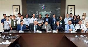 高雄醫學大學與陽明交通大學舉辦合作研究成果發表會暨媒合會,會中由高雄醫學大學楊俊毓校長(左)與陽明交大林奇宏校長(右)互贈禮品。