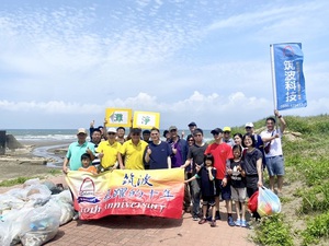 筑波集團近日於新竹新豐濱海沙灘舉辦年度淨灘活動，與國立臺灣海洋大學師生攜手，以實際行動守護海洋環境。