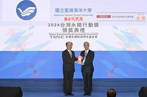 和平島USR計畫榮獲2024 TSAA SDG08金獎,由國立臺灣海洋大學副校長冉繁華代表受獎。圖二為辦理龍舟嘉年華推動海洋運動與水域安全。