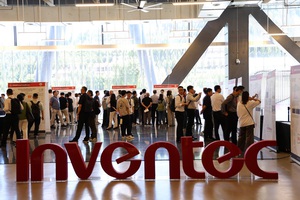 英业达集团举办AI Day 2024，首次公开展示其AI运用成果，涵盖数位转型服务、机器人控制、智慧工厂、智慧医疗及可信任人工智慧等领域。