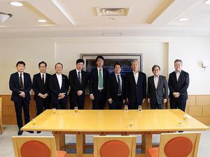 中信科大校长郑钦哲(右四)、中信金融管理学院教务长蔡惟钧(右五)与西日本工业大学校长鹤田隆治(右二)和理事长鹿田磨树(右三)合影。(中信科技大学提供)