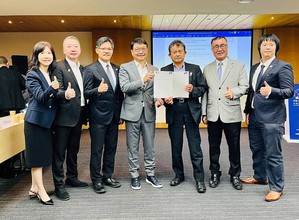 遠傳電信執行副總經理暨ITS世界大會理事曾詩淵(左四)、台北市副市長李四川(右二)、ITS Japen理事長暨亞太秘書處秘書長Akio Yamamoto(右三)合影。