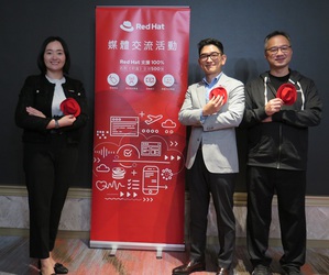 Red Hat 全球??总裁暨大中华区总裁 曹衡康(中)、台湾区总经理 孙媛音(左)、首席资深解决方案架构经理 游政杰(右)