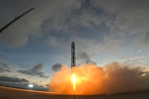 逢甲大学第二支科研火箭SHSR-Aero2今（11）日6时01分於屏东旭海的国科会「短期科研探空火箭发射场域」成功发射。此为逢甲大学航太系特聘教授叶俊良领军的中部第一支火箭团队。（source：逢甲大学）