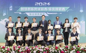 铭传人智系以「虚实居家乐高体验游戏」获得智慧创新跨域竞赛体感互动科技组首奖,图二是在活动现场指导来宾操作虚实居家乐高拼装体验游戏。