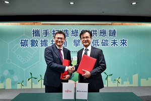 资策会与台湾富士通签署合作备忘录(MOU),由资策会董事长黄仲铭(右)及台湾富士通董事长王彦仁(左)代表双方签署。图二为与会贵宾会後合影。