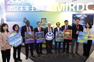 圖一為2025高雄智慧城市展，高雄市副市長林欽榮(右4)率貴賓等參訪金屬中心展場，由金屬中心林仁益董事長(右5)接待。圖二為金屬中心升級處處長林恒育(左1)導覽解說2024全球百大發明獎獲獎技術。