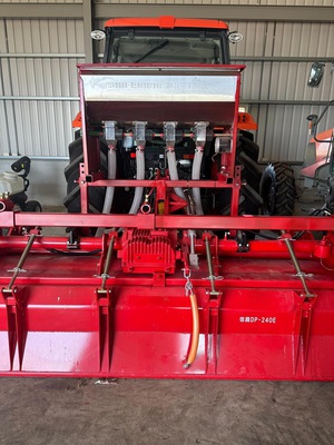 曳引機附掛式作畦施藥肥同步機，能夠作畦同步平均施肥栽培。圖二為乘座式噴藥機透過展開的噴藥臂可一次進行多行藥劑管理，省時省工並提升人員施藥安全。(source:臺南區農改場)