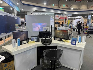 资策会於2025年台北国际车用电子展展示台湾首套专为大型商用车设计的「智驾视界座舱系统」，图二为经济部产业技术司机电运输科科长何祥??亲临现场体验「智驾视界座舱系统」。