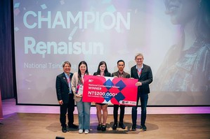 2025 霍特獎臺灣賽總決賽結果出爐，由霍特獎官方代表 Alden Zecha（左 1）及成功大學助理副校長吳秉聲（右 1）頒獎給清華大學優勝隊伍 Renaisun。圖二為南臺科大校長黃能富（中）與 Renaisun團隊合影。