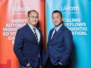 图一：UiPath大中华区区域??总裁陈名璋(左)、UiPath资深产品技术顾问蔡君浩(右)