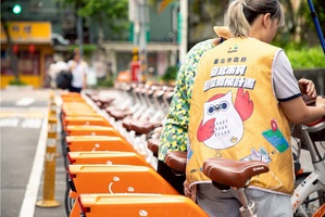 北市府資訊局攜手臺師範大學與微笑單車（YouBike），近日舉辦「一指搞定！樂齡兜風電輔車」活動。圖二為活動好幫手引領高齡者使用數位工具體驗自然生態。