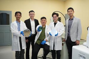 興大與成大合作突破材料瓶頸,攜手打造全球首創懸浮式鐵電二維電晶體。圖二為懸浮式鐵電二維電晶體的模樣。