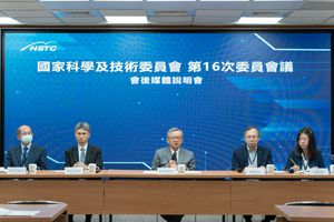 國科會今(16)日召開第16次委員會議,優先提報3項議案,包括:晶片驅動台灣產業創新、災害防救韌性科技方案等階段性成果,以及2026年政府科技預算的先期規劃。