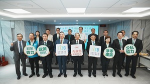 内政部建筑研究所举办跨领域产业交流座谈会,图为主、协办单位代表展现共同推动净零的决心,图二为内政部建筑研究所王荣进所长出席致词。