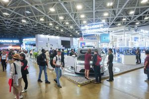 鴻海科技集團特別展出旗下純電SUV「MODEL C」北美版、全新AI伺服器平台,以及分佈在智慧製造與智慧城市等領域的AI應用發展。