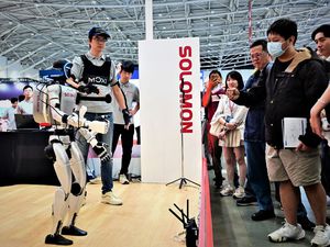 目前人型机器人短、中期的应用场景越趋明确,研华、新汉、所罗门等厂商,皆展示以Jetson Thor为核心打造的产品服务。