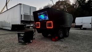 ReVolt系统噪音小、效率高且实现零碳排放，提供清洁、可移动且不间断的电力。图二为BCM4414可将 800V电压转换并隔离为 35A的48V母线，DCM3414则从该母线取电并针对 24V负载进行稳压。