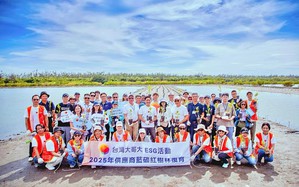 台灣大哥大串聯供應鏈號召30家供應商至台南台江國家公園「台灣大藍碳紅樹林復育計畫」試驗區,補植500株欖李紅樹林,展開實質氣候行動。