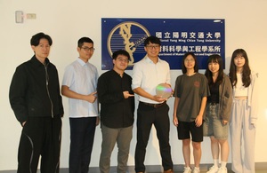 黄彦霖助理教授(中)的研究团队，图二为透过创新的材料膜层设计大幅提升钨材料的相稳定性。