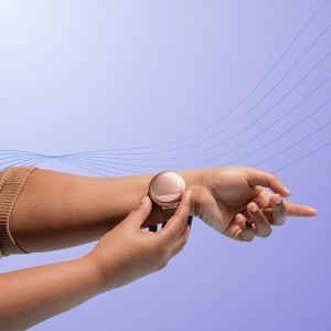 Embr Labs的Wave 2系列產品採用Nordic nRF52832 系統單晶片,透過低功耗藍牙連接溫度感測器並切換加溫或冷卻模式