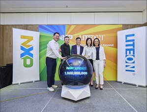 光宝科技与恩智浦携手达成策略合作新里程碑，双方代表共同合影，厌祝合作出货量突破十亿颗。