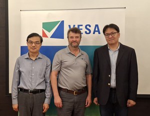 圖一左起為聯發科技資深技術經理林東昇、VESA合規計畫經理Jim Choate、Allion Labs技術經理李長宗;圖二為 Jim Choate說明VESA全新主動式纜線規格可延長DP80纜線三倍,協助顯示器產業打造最佳化效能。