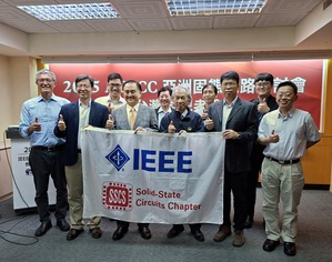 2025年A-SSCC共錄取6篇臺灣團隊論文,圖為臺灣學研團隊合照;圖二為鈺創科技董事長盧超群指出,次世代半導體設計正邁向異質整合與AI驅動的多維創新。