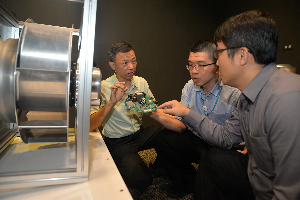 工研院研发团队展示EC风扇核心驱控模组成果，已成功技转传恒绿能与联昌电子，展现打造自主零稀土高效节能的技术实力。