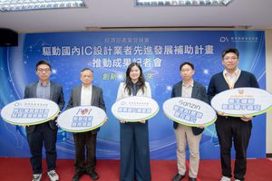 產業發展署副署長陳佩利（中）與組長李純孝（左一）、原相科技董事長黃森煌（左二）、見臻科技執行長簡韶逸（右二）、振生半導體董事長張振豐（右一）合影