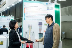 工研院首創可偵測步態異常並啟動電刺激治療的「巴金森氏症穿戴數位醫療裝置」，搭載全球獨創智慧雙迴路即時反饋晶片。
