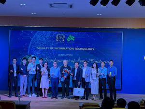 崑大赴越南2所大學進行學術交流，崑大電機系張慎周教授（右6）於嘉定大學舉辦專題演講。圖二為張慎周教授（左1）於嘉定大學分享產業趨勢時，與越南半導體廠商代表進行交流。