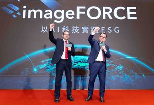 佳能亞洲行銷總部 商用產品行銷部 Bhatt Ravi 資深經理(左)特地來台分享Canon imageFORCE 新品特色與優勢