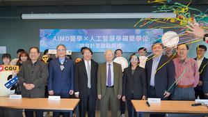 长庚大学汤明哲校长（前排图中）率领师长出席AIMD学硕双学位始业式，正式启动跨域人才培育。图二为医学系系主人谢明儒表示，AI能协助医师展现更高的效率与准确度，欣见医学生跨域学习AI。