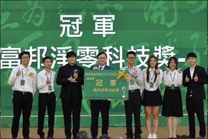 台科大应用科技研究所洪维松教授（中）率领研究团队叁加2025东元净零排放国际竞赛，获得台湾组第一名。他希??学生能够让研究变成产品、登上舞台，甚至吸引企业合作。