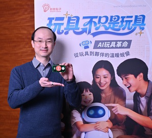 创意点子创办人陆意志展示高效能LLM+AI晶片。