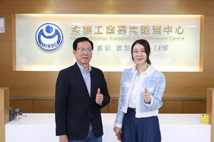 台糖董事长吴明昌(左)率队叁访金属中心，与金属中心董事长刘嘉茹(右)合影