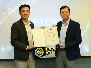 臺科大與AMD合作建構新世代AI教學與實作場域，培養運用AI的跨域人才。圖一為臺科大管理學院院長曹譽鐘（左）與AMD台灣資深業務副總林建誠合影。圖二為AI Demo Day 成果展示活動合影。