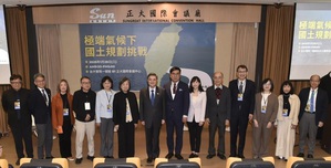 圖一為行政院長卓榮泰(一)和各界與會賓合影。圖二為環境部次長謝燕儒以「高溫調適」為例說明跨領域整合。