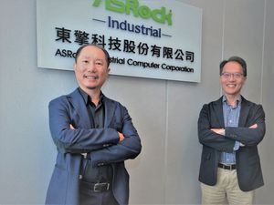 東擎科技公司董事長李俊瑩（左）、營運長張晃華（右）