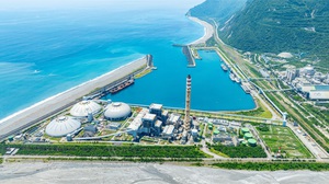 和平電廠鄰近和平港及和平水泥廠,形成港電廠三合一循環經濟園區。圖二的風力樹(Wind+Tree)設計靈感源自風中飄動的樹葉,運作時幾乎無聲,兼顧發電效能與環境友善。