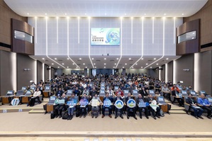 本年度資源循環科研創新成果分享會,邀集超過300位產官學研各界共同參與討論。圖二為環境部部長彭啟明提出成立循環經濟諮詢會,打造台灣韌性供應鏈。