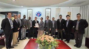 高醫大校長余明隆（左6）、副校長黃友利（左3）、國際長高佳麟（左2）、健康科學院院長郭藍遠（左1）等人接待外賓。圖二為高醫大校長與韋洛爾理工大學校長Dr. Kanchana Bhaaskaran（右4）合影。