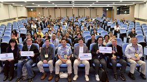 國科會陳炳宇副主委(左1)頒發海報論文獎項予優秀學生,肯定年輕學者研究成果