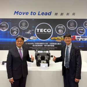 東元電機高飛鳶總經理(左)與機電系統事業群王榮邦總經理(右)於 TAIPEI AMPA展示東元電動載具動力系統解決方案